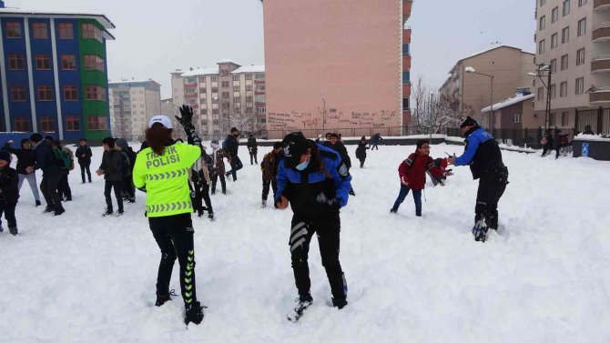 Polislerle öğrencilerin kar topu savaşı