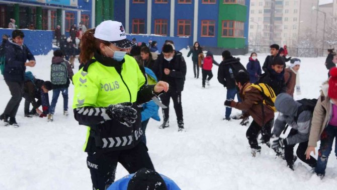 Polislerle öğrencilerin kar topu savaşı