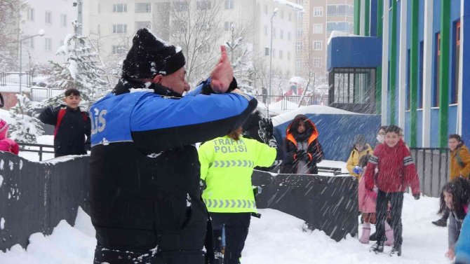 Polislerle öğrencilerin kar topu savaşı