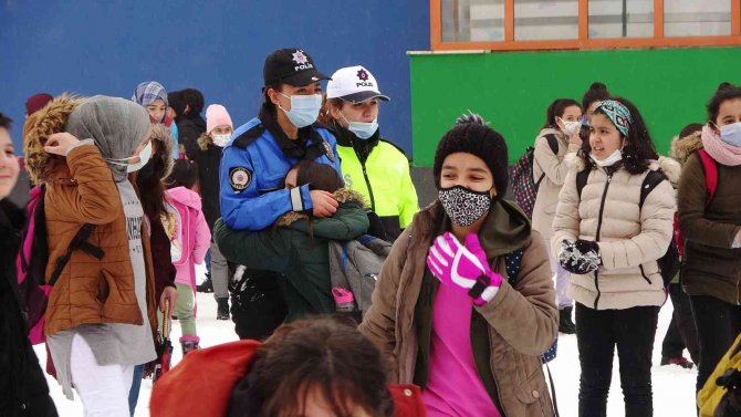 Polislerle öğrencilerin kar topu savaşı