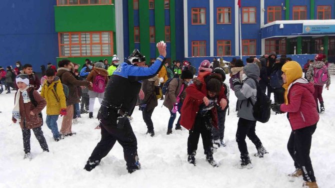 Polislerle öğrencilerin kar topu savaşı