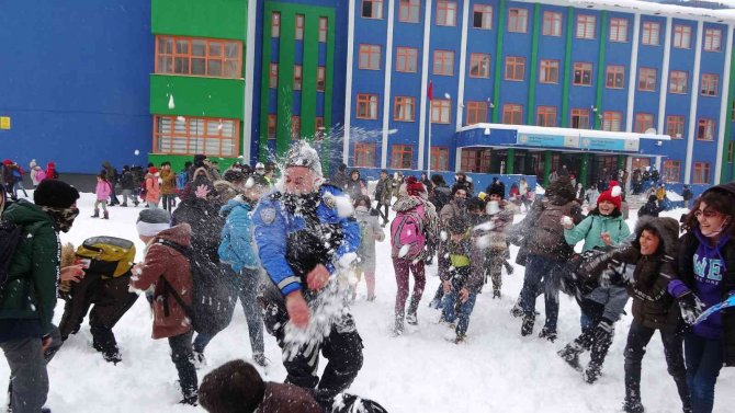 Polislerle öğrencilerin kar topu savaşı