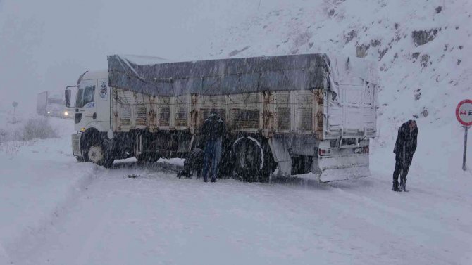 Yüksekova-Hakkari karayolunda onlarca araç mahsur kaldı