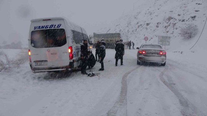 Yüksekova-Hakkari karayolunda onlarca araç mahsur kaldı