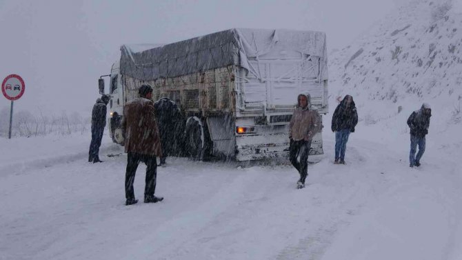 Yüksekova-Hakkari karayolunda onlarca araç mahsur kaldı