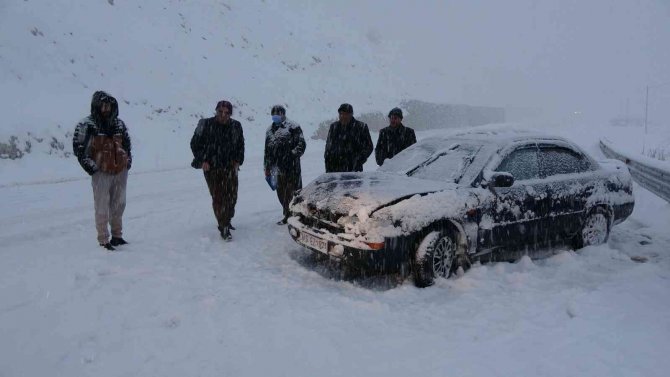 Yüksekova-Hakkari karayolunda onlarca araç mahsur kaldı