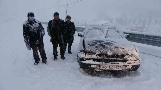 Yüksekova-Hakkari karayolunda onlarca araç mahsur kaldı