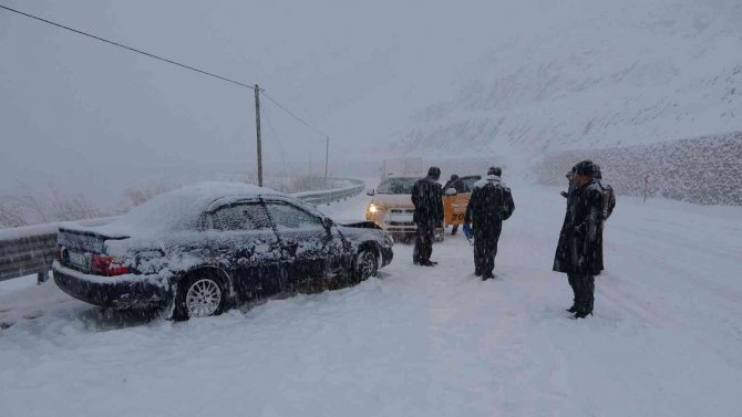 Yüksekova-Hakkari karayolunda onlarca araç mahsur kaldı