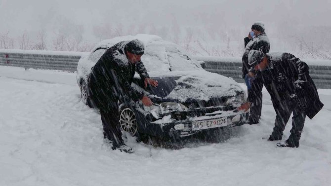 Yüksekova-Hakkari karayolunda onlarca araç mahsur kaldı