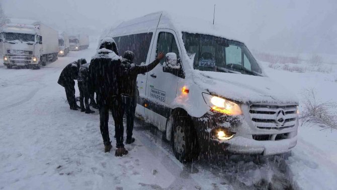 Yüksekova-Hakkari karayolunda onlarca araç mahsur kaldı