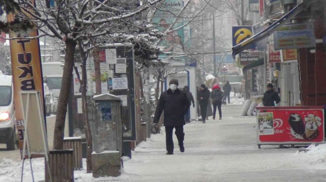 Kars eksi 18’i gördü, ağaçlar kırağı tuttu