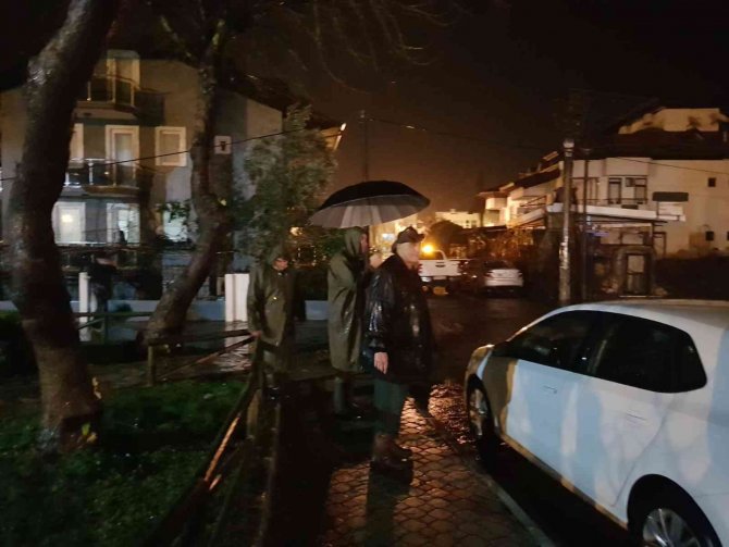 Sağanak yağışlar sonrası gece gündüz çalışıyor