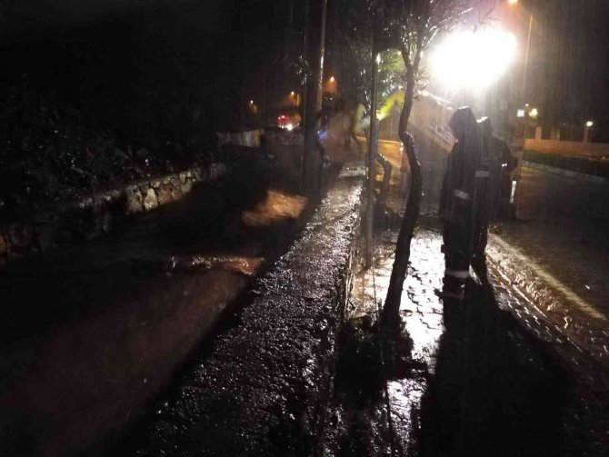 Sağanak yağışlar sonrası gece gündüz çalışıyor