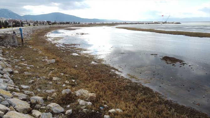 Beyşehir Gölü'nde kuraklıkla oluşan adacıklar, kış yağışlarıyla su altında kaldı