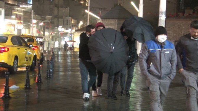 Taksim’de yağmur ve fırtına vatandaşlara zor anlar yaşattı