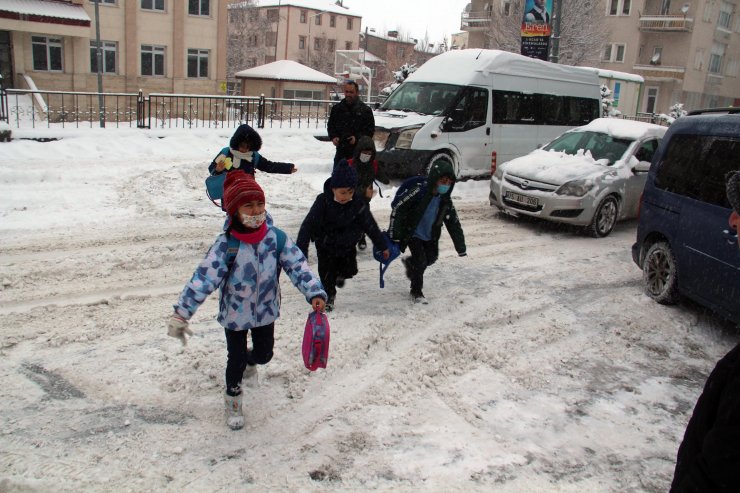 Ağrı ve Ardahan'da 4 ilçede okullar tatil edildi