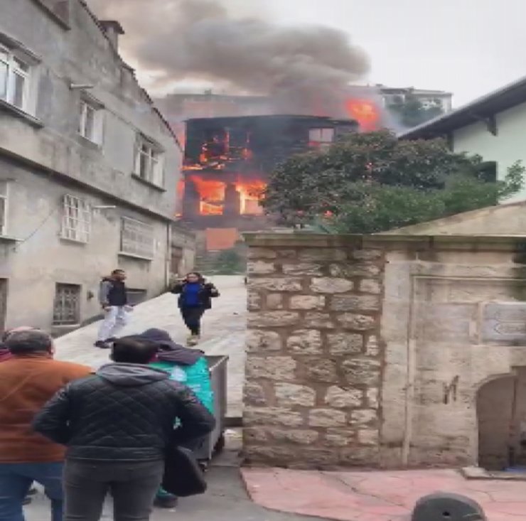 Alev alev yanan ahşap bina küle döndü; itfaiye eri yaralandı-1