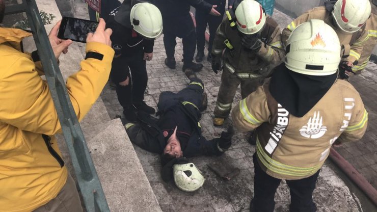 Alev alev yanan ahşap bina küle döndü; itfaiye eri yaralandı-1