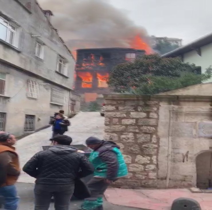 Alev alev yanan ahşap bina küle döndü; itfaiye eri yaralandı-1