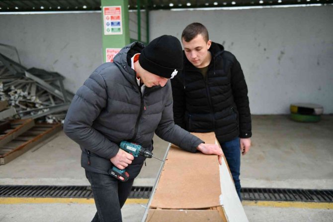 Atıklar sokak hayvanlarına yuva oluyor