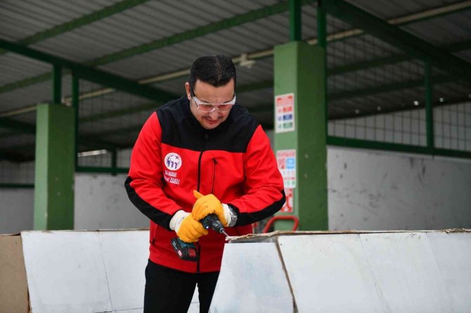 Atıklar sokak hayvanlarına yuva oluyor