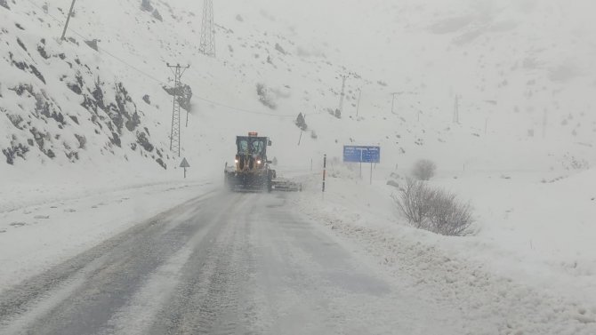 Bahçesaray yolundaki üç ayrı noktaya çığ düştü