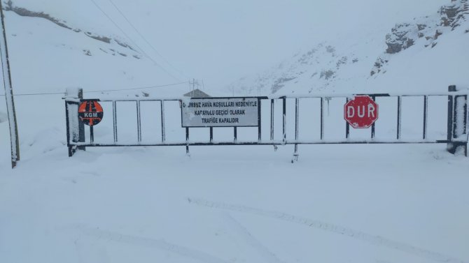 Bahçesaray yolundaki üç ayrı noktaya çığ düştü