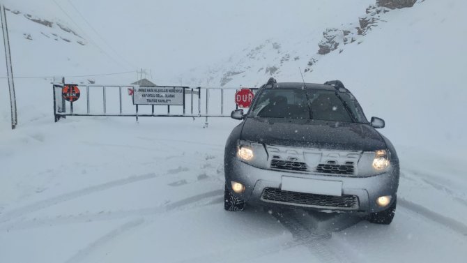 Bahçesaray yolundaki üç ayrı noktaya çığ düştü