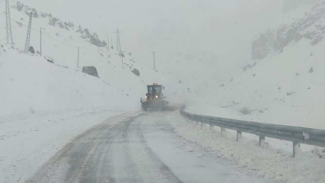 Bahçesaray yolundaki üç ayrı noktaya çığ düştü