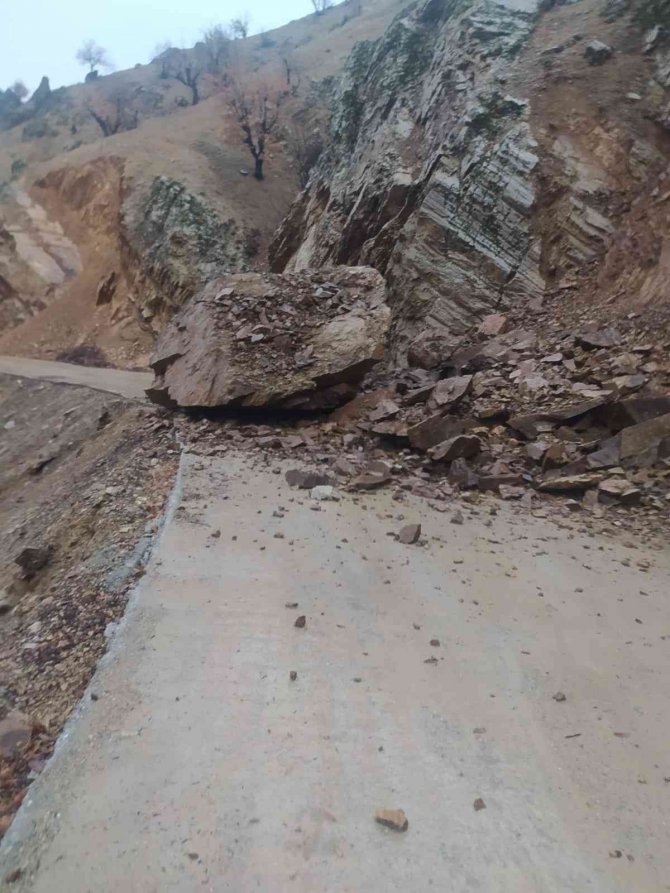 Dev kaya parçası köy yolunu ulaşıma kapattı