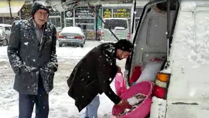 Kar yağışı altında ekmek mücadelesi