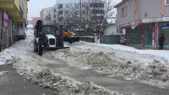 Karlar kamyonlarla kent dışına taşınıyor