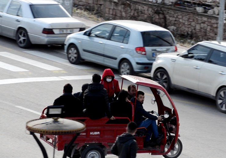 3 tekerlekli motosikletle 7 kişinin tehlikeli yolculuğu kamerada