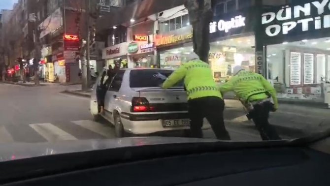 Amasya’da polisler yolda kalan sürücüye aracını iterek yardım etti