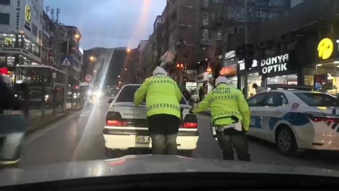 Amasya’da polisler yolda kalan sürücüye aracını iterek yardım etti