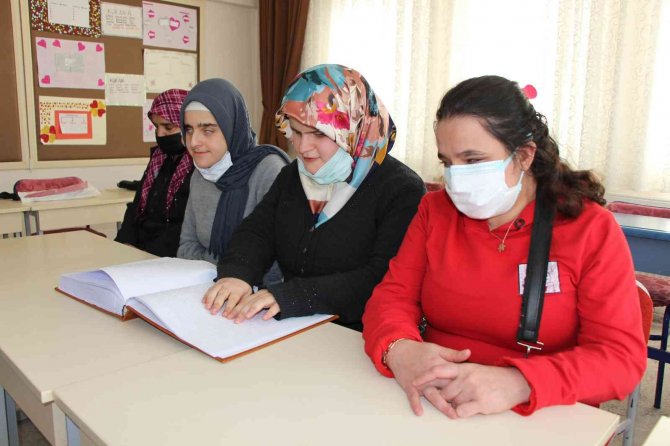 Görme engelli kadınlar Kur’an-ı Kerim okumayı öğreniyor