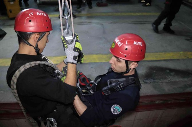 İtfaiye erlerinin ’komando’ gibi zorlu eğitimi