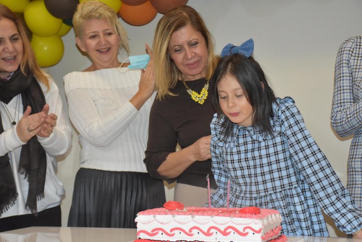 Kanseri yenen Ecrin yeni yaşında hasta çocuklara umut aşıladı