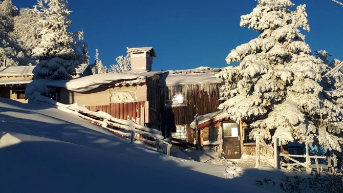 Kar kalınlığı 50 santime ulaştı, ortaya seyrine doyumsuz manzaralar çıktı