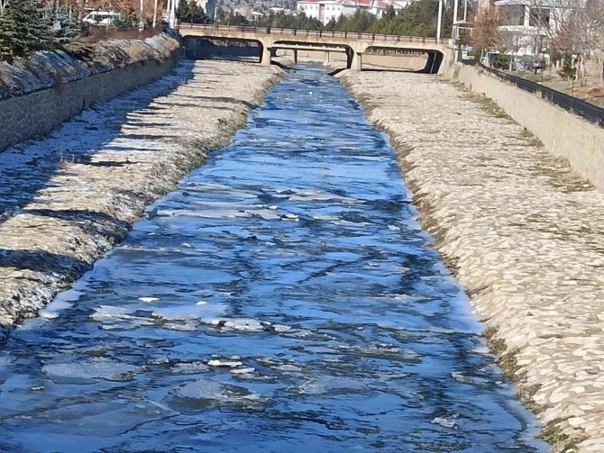 Soğuk havalar çay ve süs havuzlarını dondurdu