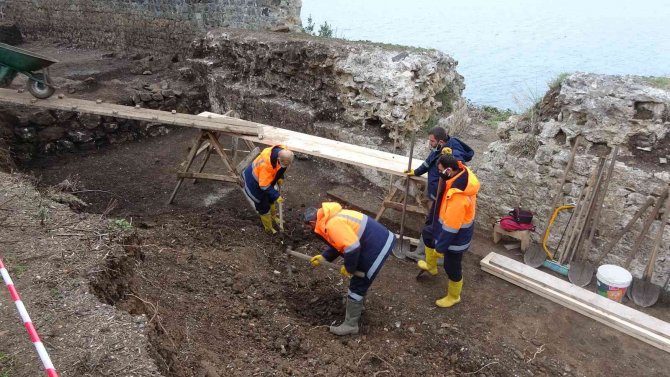 900 yıllık tarihi kalede kafatası olmayan iskelet bulundu