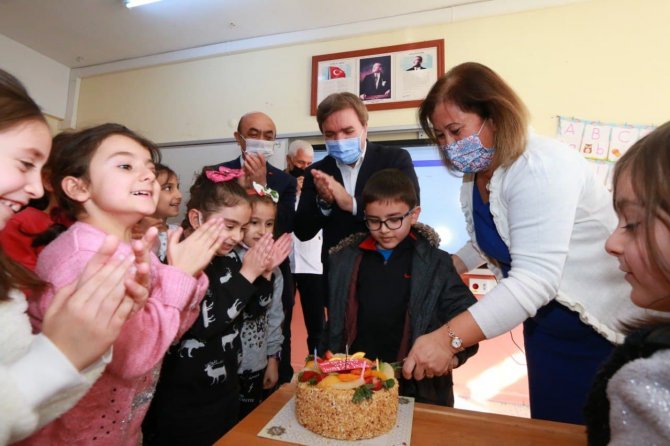 Elinde pastayla sınıfa giren validen öğretmene doğum günü sürprizi