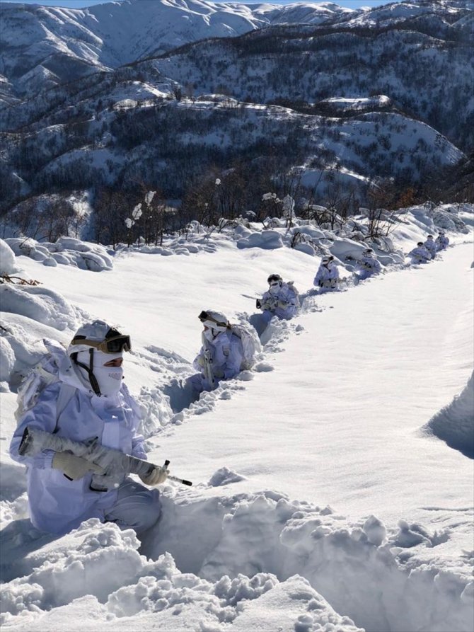 Kahraman komandolar karlı dağlarda teröristlerin izini sürüyor