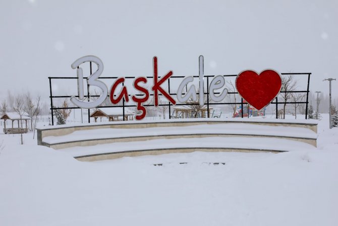 Başkale’de kartpostallık görüntüler