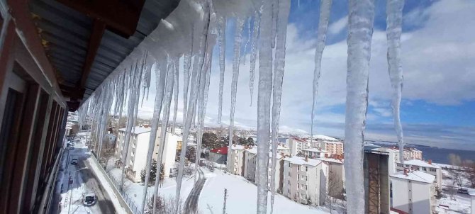 Çatılarda 2 metrelik buz sarkıtları oluştu