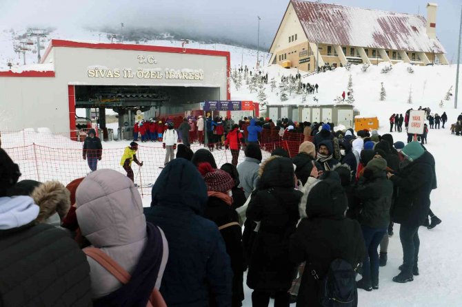 Dondurucu soğuğa aldırış etmediler, binlerce kişi oraya akın etti