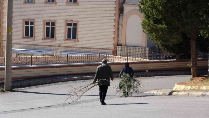 Kahramanmaraş’ta fırtına hayatı felç etti