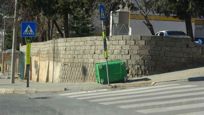 Kahramanmaraş’ta fırtına hayatı felç etti