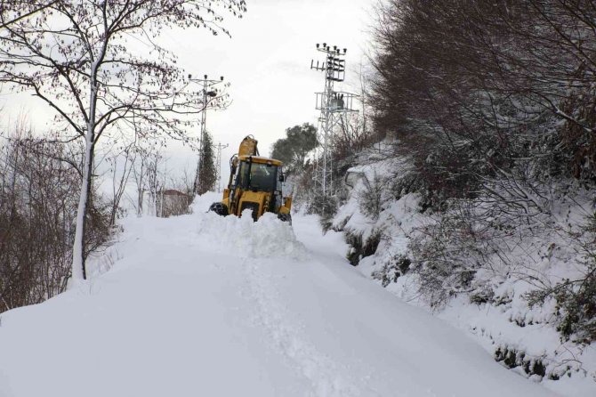 Kardan kapanan yollar açıldı