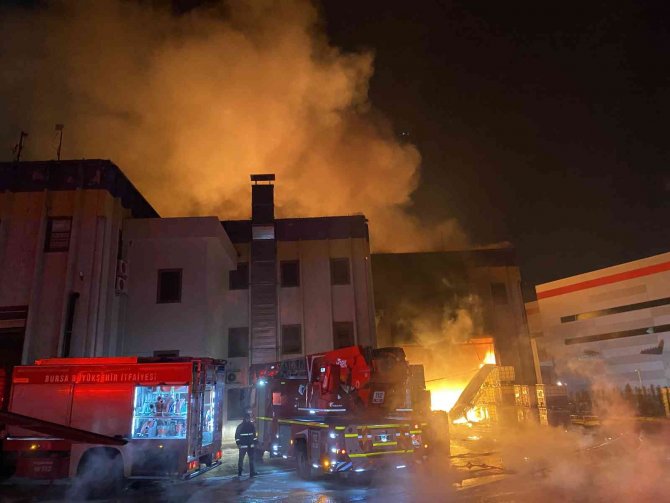 Bursa’da kimya fabrikasında yangın çıktı, patlamalar yaşanıyor